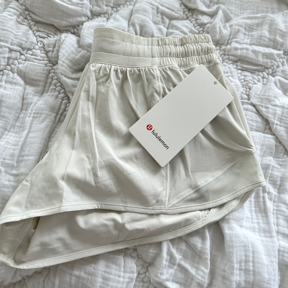 NWT* Lululemon Bone Hotty Hot Low-Rise Lined Short 2.5" - Picture 6 of 12